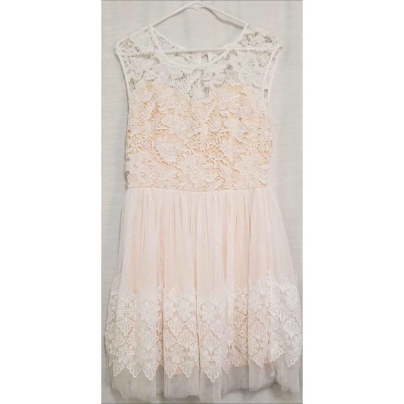 Dresses & Skirts - Beautiful short white lace dress size Large in excellent condition.